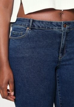 Vero Moda Curve Vmruna Seven Knickers - Denim Shorts - Medium Blue Denim -Pieces Shop 1755eb76b67948038b8410ea711610fd