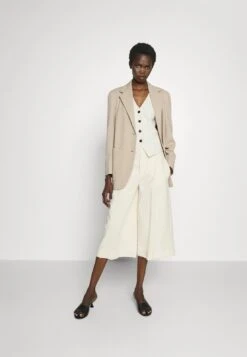 Melfi - Short Coat - Beige -Pieces Shop 1929037c4f8a4f8c9dc769b2dfe64254