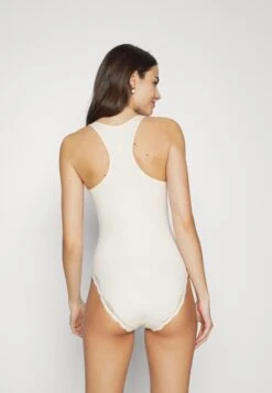 Triumph Natural Spotlight - Body - Fresh Powder -Pieces Shop 278380dafc0a4ee3907e96eb23fe4418