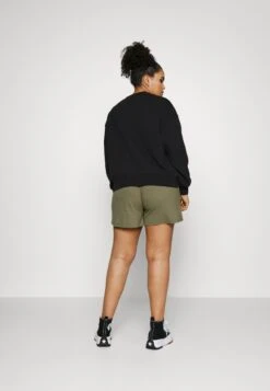 Pckylie Shorts - Shorts - Deep Lichen Green -Pieces Shop 2bb0e64b3cce45b39d245549eae995b5