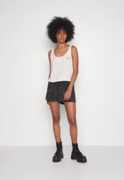 Quiksilver Shorts - Tarmac Saturn -Pieces Shop 330f66cf54e04f60807de07d0ec10cae