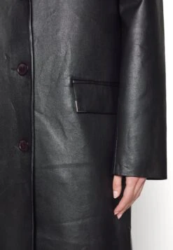 Han Kjøbenhavn Coat - Classic Coat 17 Han Kjøbenhavn Coat - Classic Coat -Pieces Shop 33a1e3d9e4c149e6aa1fca52499b2a9b