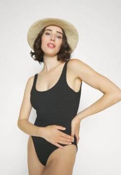 GOOD AMERICAN Always Fits Tank One-Piece - Swimsuit 11 GOOD AMERICAN Always Fits Tank One-Piece - Swimsuit -Pieces Shop 3c8ab0af02a04156880289aa7e792161