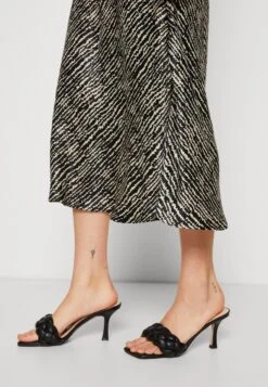 Vila Visally Fia Midi Skirt - A-Line Skirt -Pieces Shop 436ec3128dd94573893f6f31a2d8c7f5