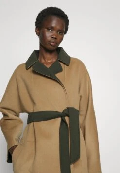 Rail - Classic Coat 13 Rail - Classic Coat -Pieces Shop 57bf95c4f5e8424181b246921c371e8e