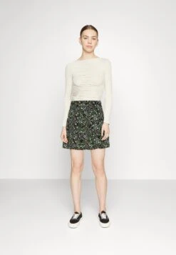 Pieces Shop -Pieces Shop 64adbe96430e478d836fd9b792ebccec