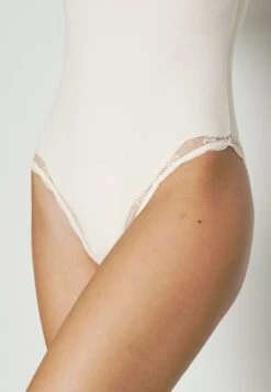 Triumph Natural Spotlight - Body - Fresh Powder -Pieces Shop 6dd1bdad19ba4ec6821ef5af92e8ae5e