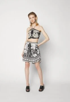 Farm Rio Macaw Uni - Shorts - Elegance Black -Pieces Shop 7b16aab5e2f04459b439f12274fed575