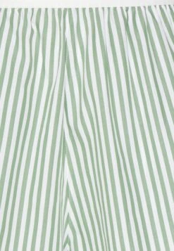 Lacoste Shorts - White/Ash Tree -Pieces Shop 7fa30e2cf0414545aa4b5c494b03baf9