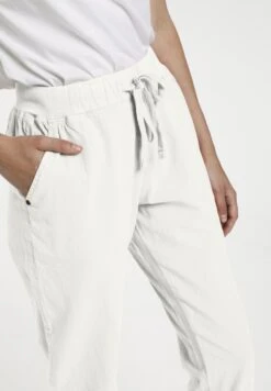 Kaffe Naya Capri - Shorts - Chalk -Pieces Shop 88d2d11e4a624f24b6592dc3df042f0e