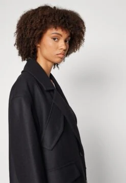 Hugo Misaula - Classic Coat -Pieces Shop 944e258940b44fddbbfa48022c1915b3