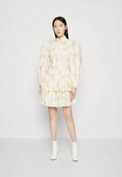 Custommade Robyn - Mini Skirt - Whisper White -Pieces Shop 9ef0f4ecf0b94313bdc58c61e5bde1d5