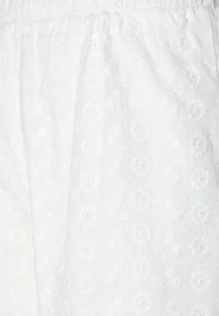 Vila Vimari - Shorts - Snow White -Pieces Shop b3cfc61cadf143988842061fe0358474