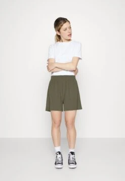 Pieces Pckylie- Shorts - Deep Lichen Green -Pieces Shop b61527981a59418ea99675aa1507aa5a