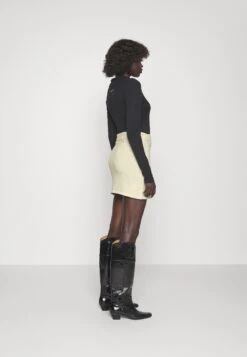 DRYKORN Weya - Mini Skirt - Off-White -Pieces Shop b84c624511864706bc7c8d704dfe3500