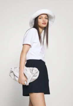 Vero Moda Petite Vmulrikke Broderieanglais - Shorts -Pieces Shop c29531ac12584b058908538e8bc4c214