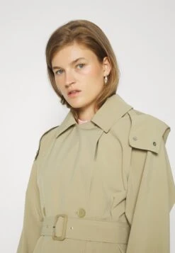 Lacoste Trenchcoat - Lion 15 Lacoste Trenchcoat - Lion -Pieces Shop c777172fcce74ff88061b689a4cc0fef