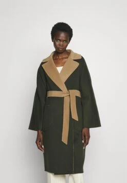 Rail - Classic Coat 12 Rail - Classic Coat -Pieces Shop c7edbff1b616417699fbf8c265b3a6ea