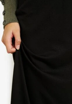 Maxi Skirt - Black -Pieces Shop e3e924a5764c4615a5521ba33d9fb165