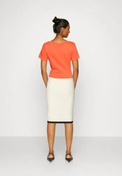 Alba Embossed Skirt - Pencil Skirt - Sandy Shore/Black -Pieces Shop e7c0488c79cd4addac967c69946341e9