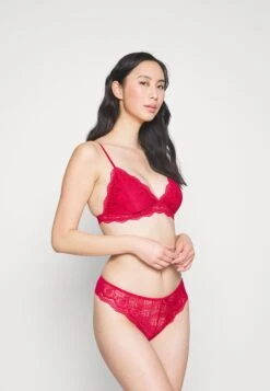 SAMSØE SAMSØE Marilyn Padded Bra - Triangle Bra - Cerise -Pieces Shop e9ed39eb92c94ccea666b3918e40481d