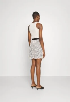 MAX & Co. Kate - Mini Skirt - White 9 MAX & Co. Kate - Mini Skirt - White -Pieces Shop ea2223d1843b411681139d229c667e32