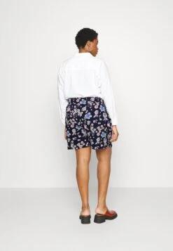 Oncnova Lux - Shorts -Pieces Shop ec67e809aaa74ae49b4fe6df95b43790