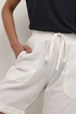 Kaffe Kanaya - Shorts - Chalk -Pieces Shop f642155ffa5c4f829ee480f8fda795c2